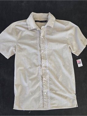 Edgar & Ash Short-Sleeve Casual Button-Down Shirt in Khaki with White Embroidery